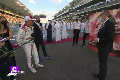 F1-uransa päättävää Kimi Räikköstä muistettiin hienolla lahjalla