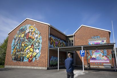 Hylätyn koulun seinät ovat nyt täynnä graffiteja Pikisaaressa – käy katsomassa ennen kuin rakennus puretaan