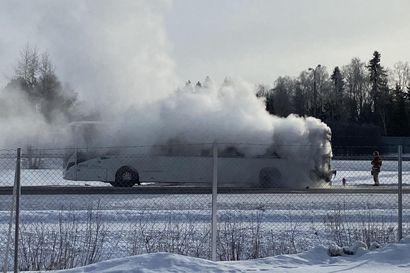 Linja-auton moottorissa syttyi tulipalo kesken ajon Kempeleessä