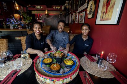 Eritrealais-etiopialaisessa ravintolassa voidaan syödä omin käsin ja jopa kaverin avittamana
