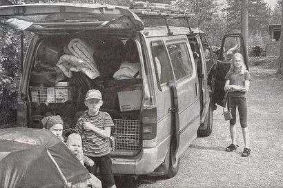 Vanha kuva: Tuhatkunta kuusamolaista matkasi Muhoksen suviseuroihin kesäkuussa 2003