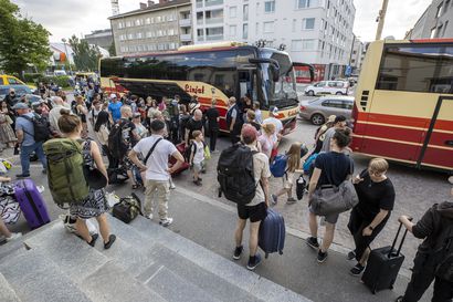 Pitkälle toistakymmentä tuntia aikataulusta jäljessä madelleet kaukojunat eivät jatkaneet pohjoisen asemille, syynä aikataulujen kiriminen: "Meille kerrottiin vasta junan saapuessa Ouluun, että loppumatka tulisi taittaa bussilla"