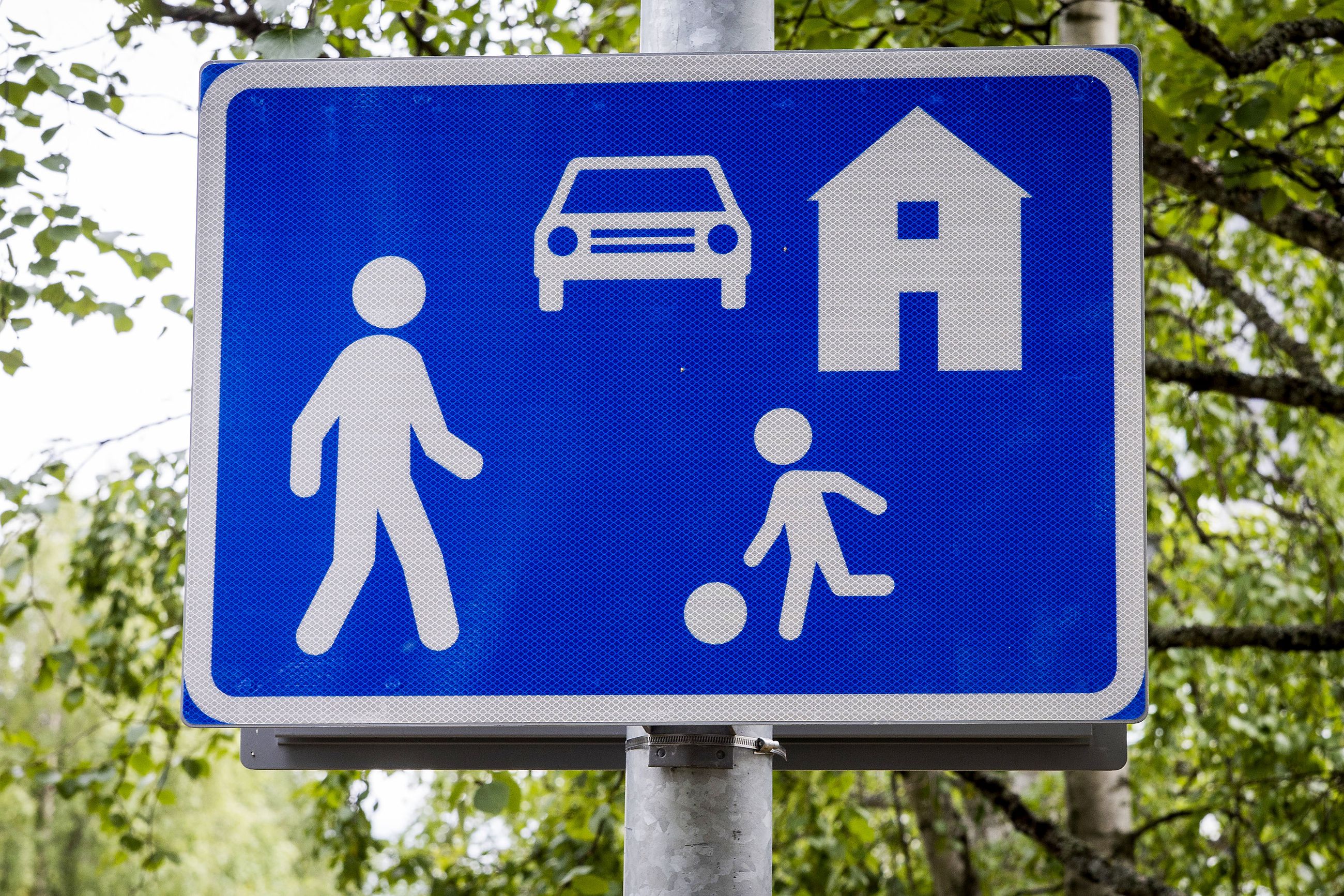 Pysäköintivirhemaksun syyksi paljastui uusi liikennemerkki – Pihakadulla  autoillaan jalankulkijoiden ehdoilla | Lapin Kansa