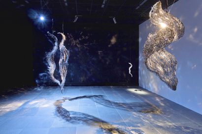 Arvio: Kuvanveistäjä Kirsi Kaulasen näyttely on äänineen ja valoineen kokonaisteos, jonka juuret kasvavat avaruuteen
