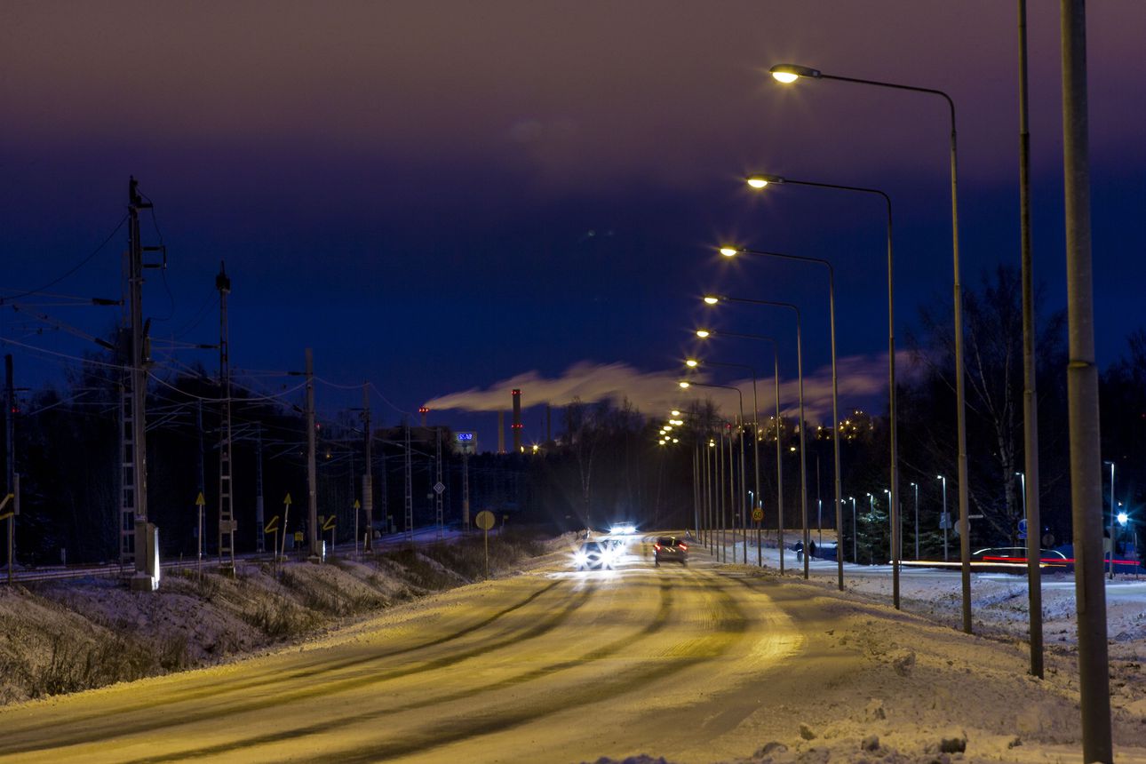 Väylävirasto varautuu sammuttamaan maanteiden valaistusta – osittainen sammuttaminen säästäisi paljon sähköä