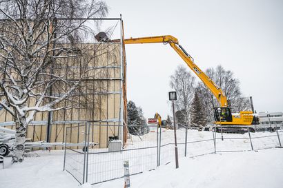 Sähköautoa markkinoiva lumiteos nousee Rovaniemellä väärään paikkaan: "Tässä ei ole täysin ymmärretty Tapperin teoksen luonnetta"