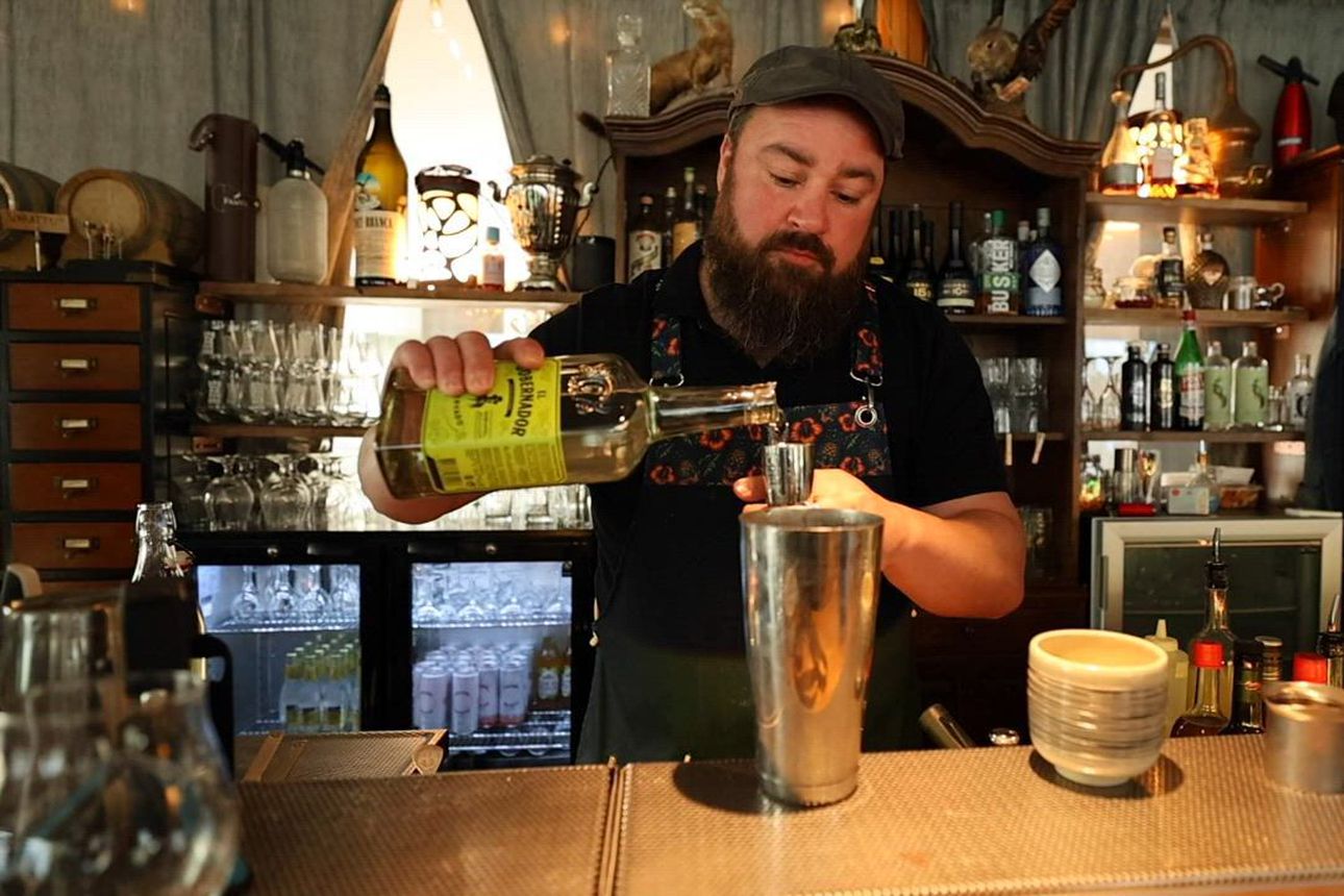 Cocktail Companyn baarimestari Jani Virta pyöräyttää kesäjuoman Kalevan lukijoille – miehen mukaan oululaiset asiakkaat osaavat tilata cocktaileja