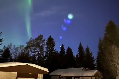Lukijat lähettivät kuvia erikoisista valopalloista Oulun taivaalla – katso kuvagalleria