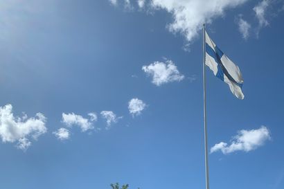Lukijan kuva: Vanha lipputanko uudessa loistossaan Saarenkylässä– "Se lienee pystytetty 1937, jolloin Suomi täytti 20 vuotta"