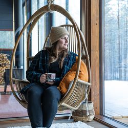 Somevaikuttaja ja luontokuvaaja Eeva Mäkisen unelma kodista Kuusamossa toteutui – tällainen on Eevan ja miehensä Mikon persoonallisia ratkaisuja sisältävä hirsikoti järvenrannalla