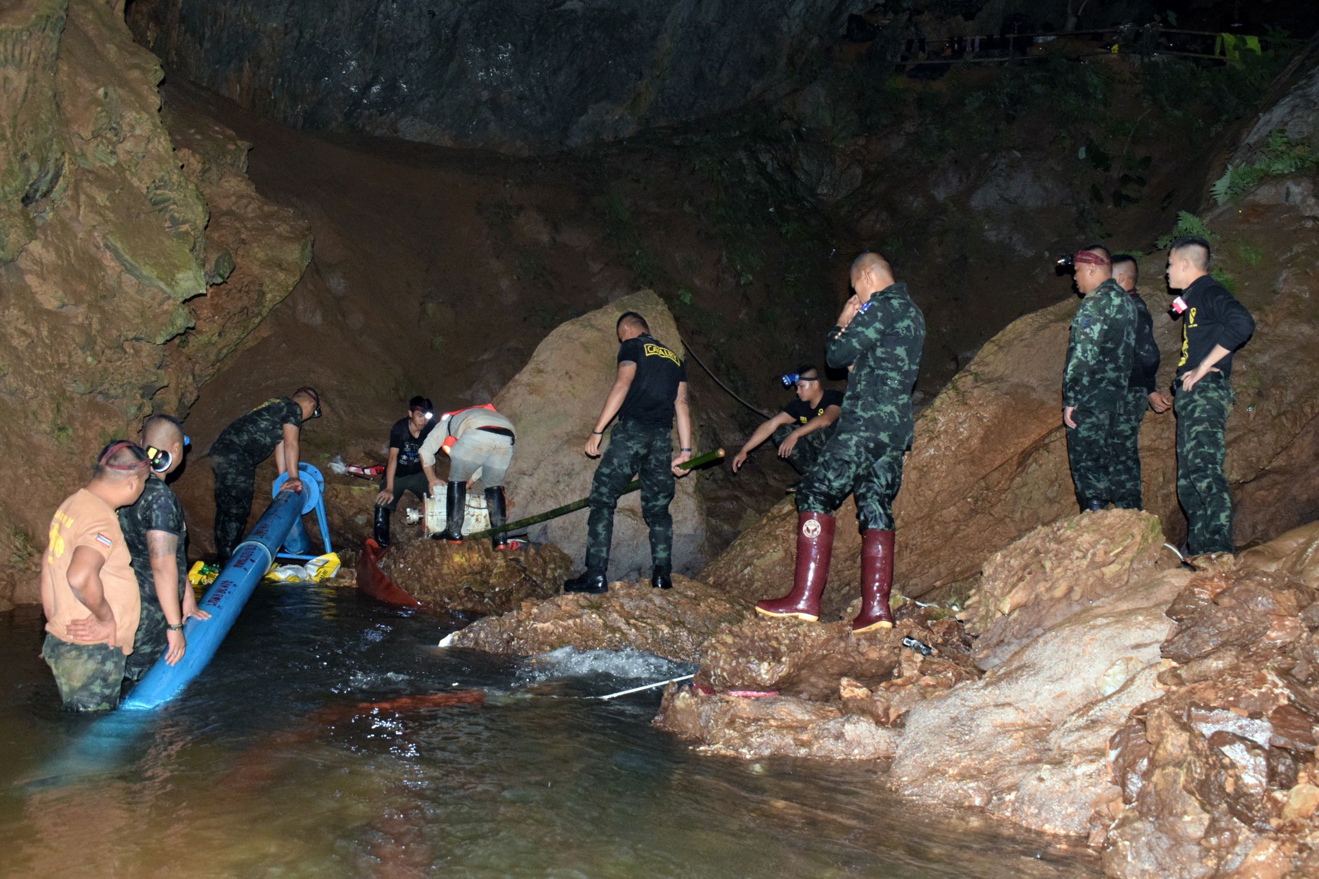 Какую вещь бекки нашли спасатели в пещере. Спасение детей в пещере в Тайланде. Спасательная операция в пещере Тхамлуангнангнон. Тайланд.спасение из пещеры Тайланд спасение детей. Спасение из пещеры в Таиланде.