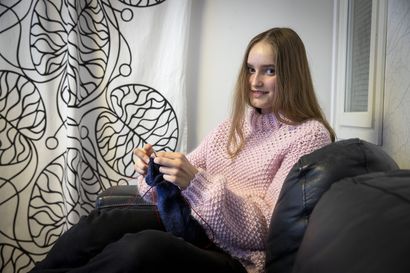 Oululainen 14-vuotias Alina Pöyhtäri teki äidilleen tikkurin – neulomisen hän aloitti viidennellä luokalla ja olikin pian neuvomassa tekniikoita koulun käsityötunnilla