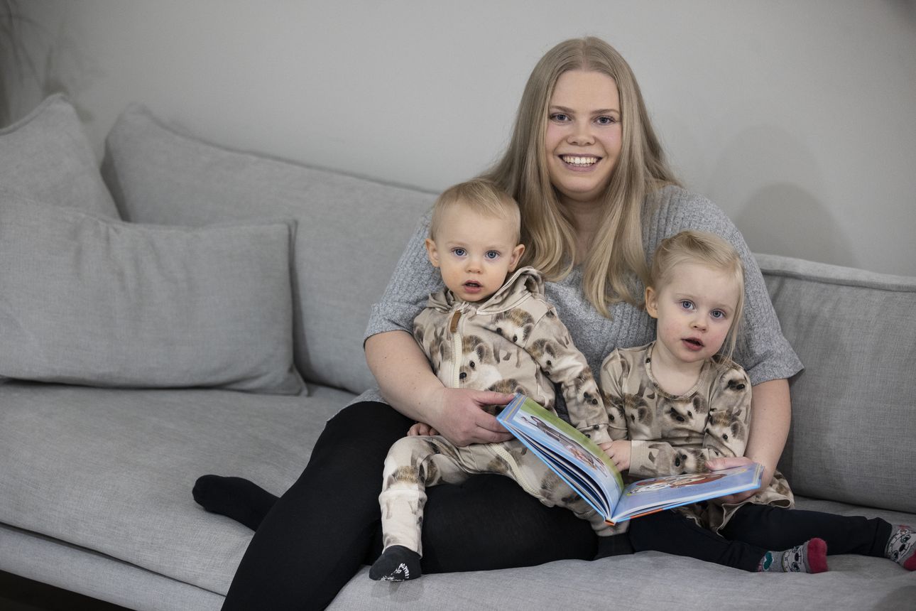 Kempeleläinen Heini Hannila, 27 nukkui vauvansa kanssa istualtaan ensimmäiset kuukaudet – Netin vertaistuki jakaa surkeat yöt, mutta myös pikkumussujen ihanuudet