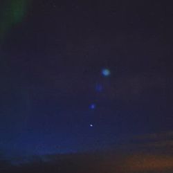 Lukijan Nallikarissa kuvaamalla videolla näkyy, kuinka luotainraketti levittää taivaalle valoa eri värein hohtavaa bariumia