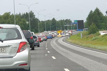 Neljän auton ketjukolari sattui Kuusamontiellä Oulussa – tilanne ohi, liikenne kulkee normaalisti