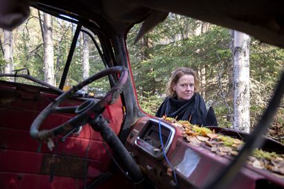 Tältä näyttää metsässä, jossa lepää 30 vanhaa autoa – Johanna Laaja tekee niistä taidetta, joka kiinnostaa poikkeuksellisesti myös miehiä
