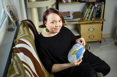 "Kun kirjailen, käsittelen häpeää ja omaa kehosuhdettani" – Rovaniemeläisen Elsa Häkkisen ristipistotöissä kirkkovene on värikäs ja voimakas