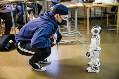 "Robotti ei korvaa ihmistä, mutta se voi olla hyvä apuri" – Redun lähihoitajaopiskelijat tutustuvat opinnoissa uuteen hoivateknologiaan