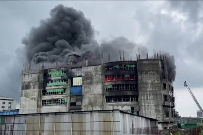 Hurja video Bangladeshin tehdaspalosta: Ainakin 52 kuoli ja useita loukkaantui
