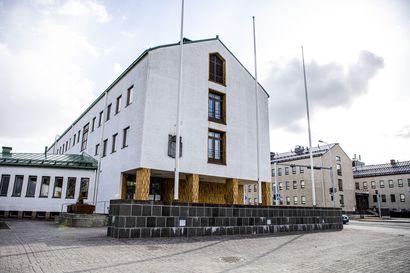 Lääninhallituksen korttelin kalusteiden huutokauppa alkoi Rovaniemellä – myynnissä muun muassa sodista säästynyt arkistokaappi