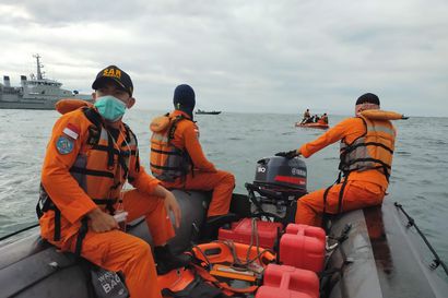 Onnettomuuskoneen mustien laatikoiden etsinnät jatkuvat – merestä on löytynyt koneen jäänteitä ja ruumiiden osia
