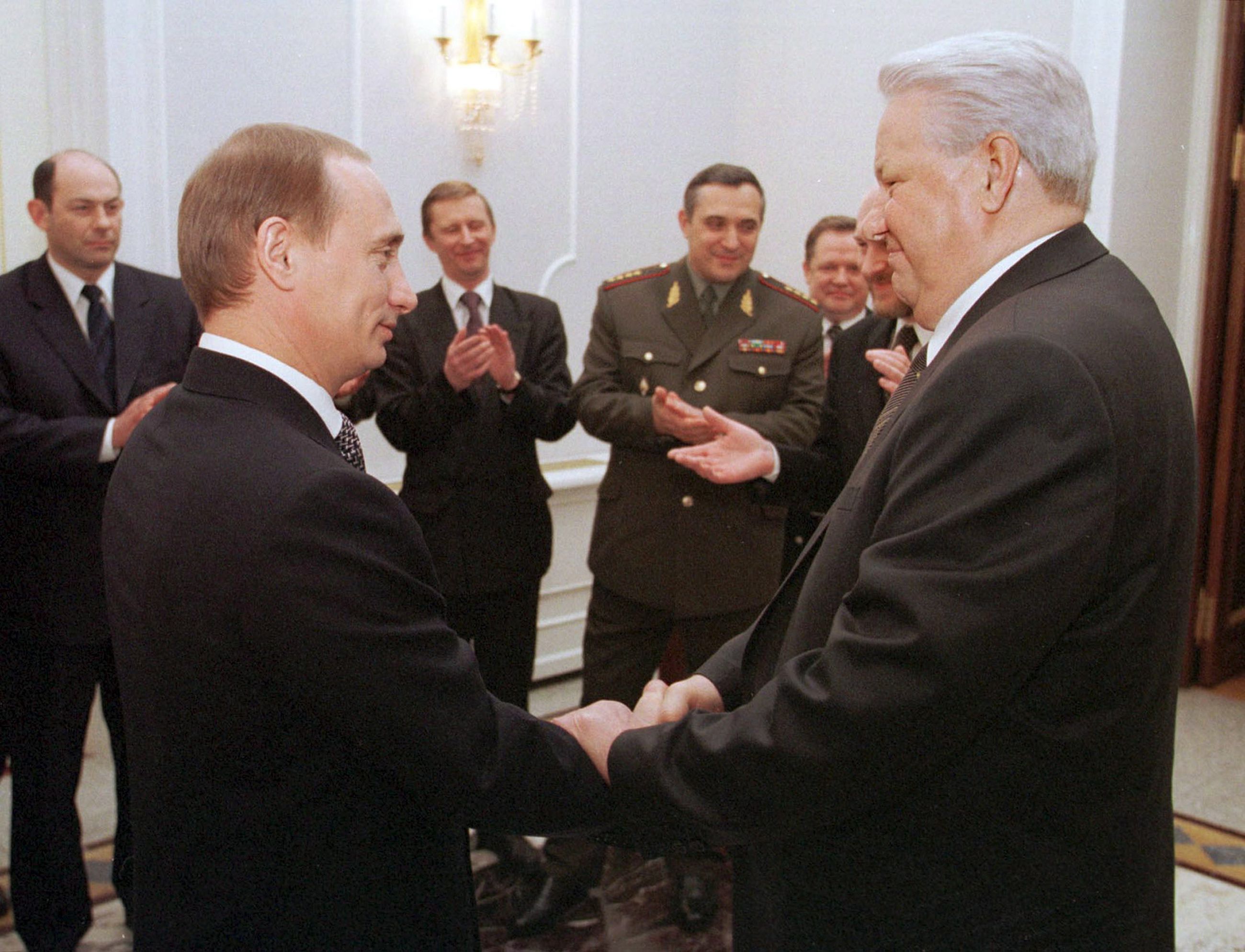 1999 правительство. Борис Ельцин и Владимир Путин 31.12.1999. Ельцин и Путин 1999. Борис Ельцин и Владимир Путин 1999. Ельцин Борис Николаевич и Путин.