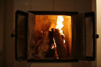 Takat käyvät nyt kuumina – muista varotoimenpiteet, jos lämmität asunnon polttopuilla