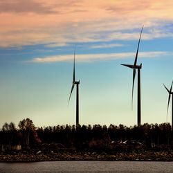 Suomen suurin tuulivoimapuisto avattiin tänään Pyhännän ja Kajaanin alueelle – virallisissa avajaisissa mukana Matti Vanhanen