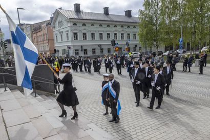Tohtorien promootiokulkue kulki halki Oulun keskustan – katso kuvia