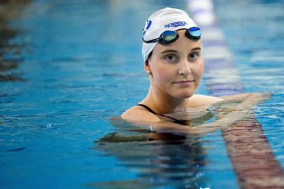 Oulun Uinnin Viivi Säntin värit ovat sininen ja valkoinen, vapaauimari edustaa Suomea nuorten MM-kisoissa Israelissa