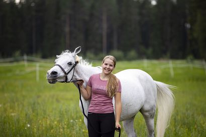 Oululainen Aada-Minea Hanhela voitti ensimmäisissä SM-kisoissaan pronssia – 16-vuotias esteratsastaja on käytännössä asunut kotipihansa hevostallilla pienestä pitäen