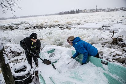 Kemijoen talvitulva yllätti – Vielä aamulla Aila Oikarainen uskoi talviuintipaikan säilyvän, mutta tilanne muuttui keskipäivällä nopeasti