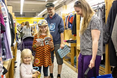 Oulun keskustaan avataan uusi kirpputori, jonne tulee noin 200 myyntipöytää – oululaisperheen äiti Aino Moilanen on mielissään keskeiselle paikalle tulevasta kirpputorista