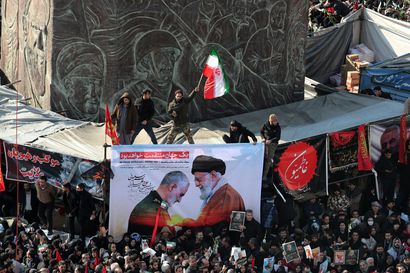 Sadat tuhannet iranilaiset kokoontuivat suremaan ilmaiskussa tapettua Qassim Suleimania – Uhkailu Yhdysvaltojen ja Iranin välillä kiihtyy
