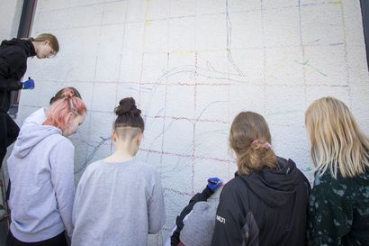 Lumijoen koulu saa seinäänsä muraalin – kahdeksasluokkalaiset maalasivat oululaisen Timo Tyynimaan johdolla