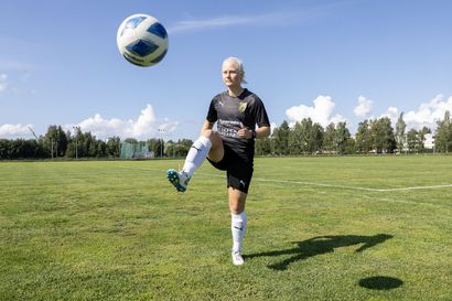 Oululainen Anni Miettunen pelaa jalkapalloa ammatikseen Ruotsissa konkurssiuhan alla – "Ei ole valmentajaa eikä rahaa"