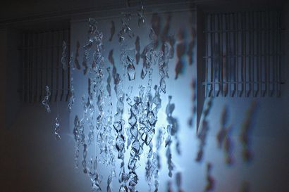 Arvio: Oululaisen Heidi Stålnacken Sula-installaatio on kuin surumielisen kaunista sadetta