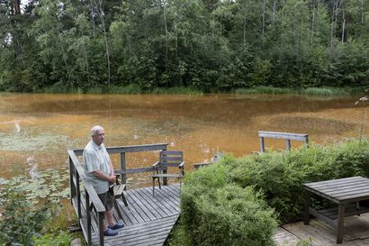 Hiukkavaarasta tulevat ruostevedet valuvat Markku Steniuksen kotirantaan – Asiantuntijan mukaan on todennäköistä, että rautapäästöt liittyvät rakentamiseen