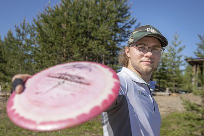 Oululainen frisbeegolftähti Kristian Kuoksa veti sankoin joukoin yleisöä Pikkaralan radalle – "Se on vähän kuin kävisi kahvilla kavereiden kanssa"