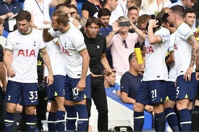 Chelsean ja Tottenhamin paikalliskamppailu päättyi valmentajien ulosajoon