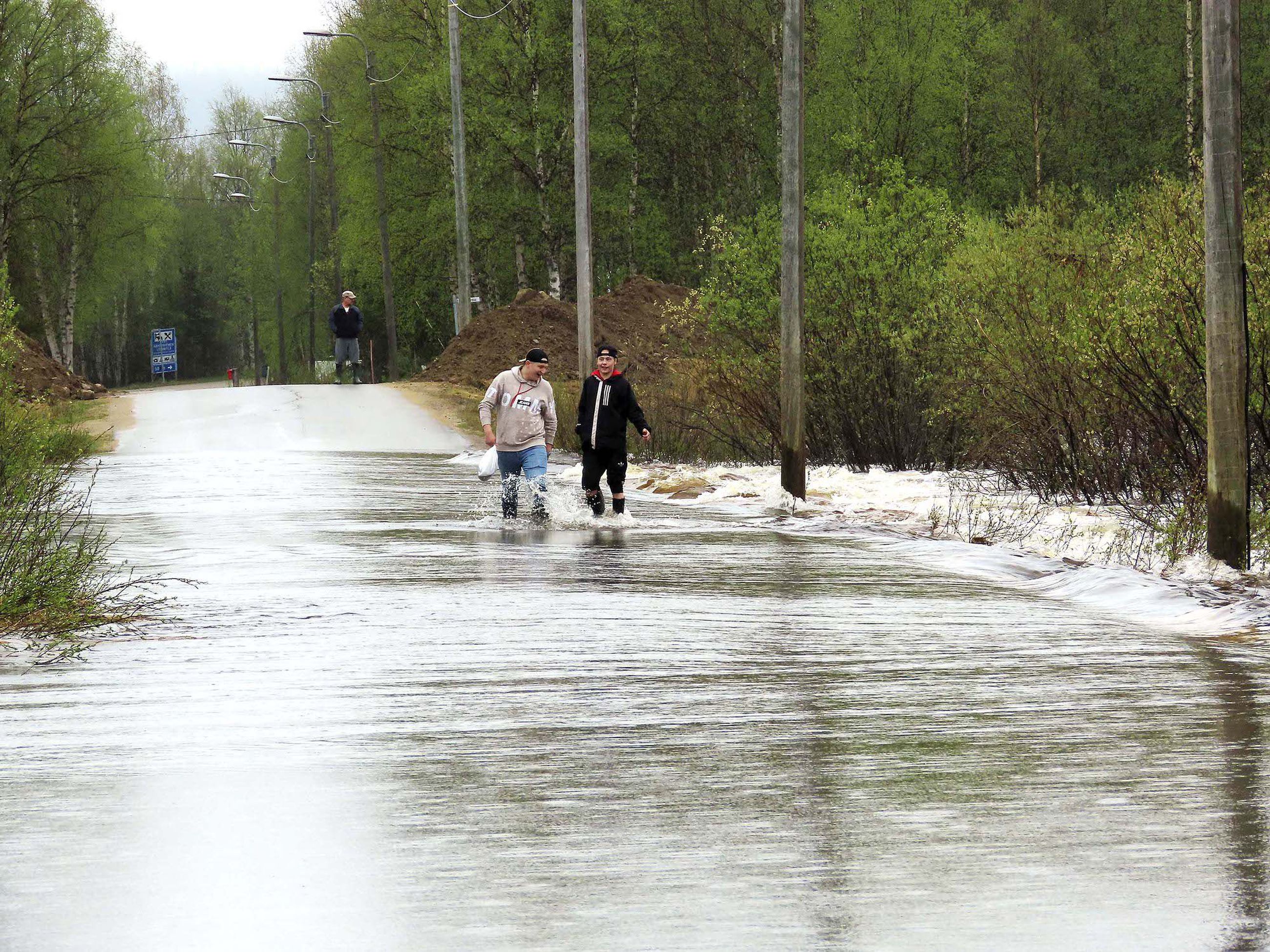 Tulvaseuranta: Jäniskosken Riippusilta Vaarassa, Muoniossa Voi Nousta ...