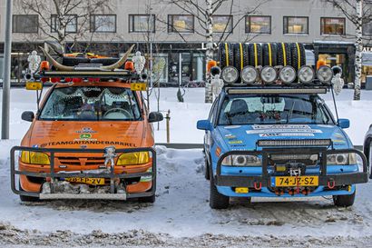 Kuvagalleria: Alankomaalaiset autoharrastajat pysähtyivät Oulun keskustaan matkalla Nordkappiin