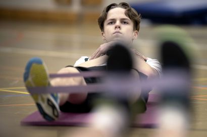 Urheiluakatemia saa nuoren treeneihin aamuseitsemältä – katso kuvia ja video akatemian treeneistä jäähallilta ja kauppiksen liikuntasalista