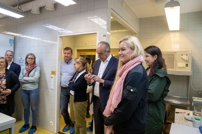 Kansanedustaja Markku Eestilä leikkasi kynsiään Suomen huoltovarmuudelle tärkeässä laboratoriossa Tyrnävällä: "Keskustelimme vahvasti hygienia-asioista"