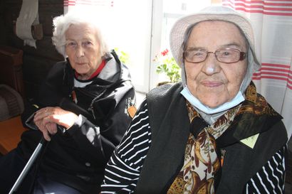 Mistä aineksista tehdään kahvin korvike? 96-vuotiaat lotat Hilkka Kuusisto ja Anna Hakanen paljastavat ohjeen