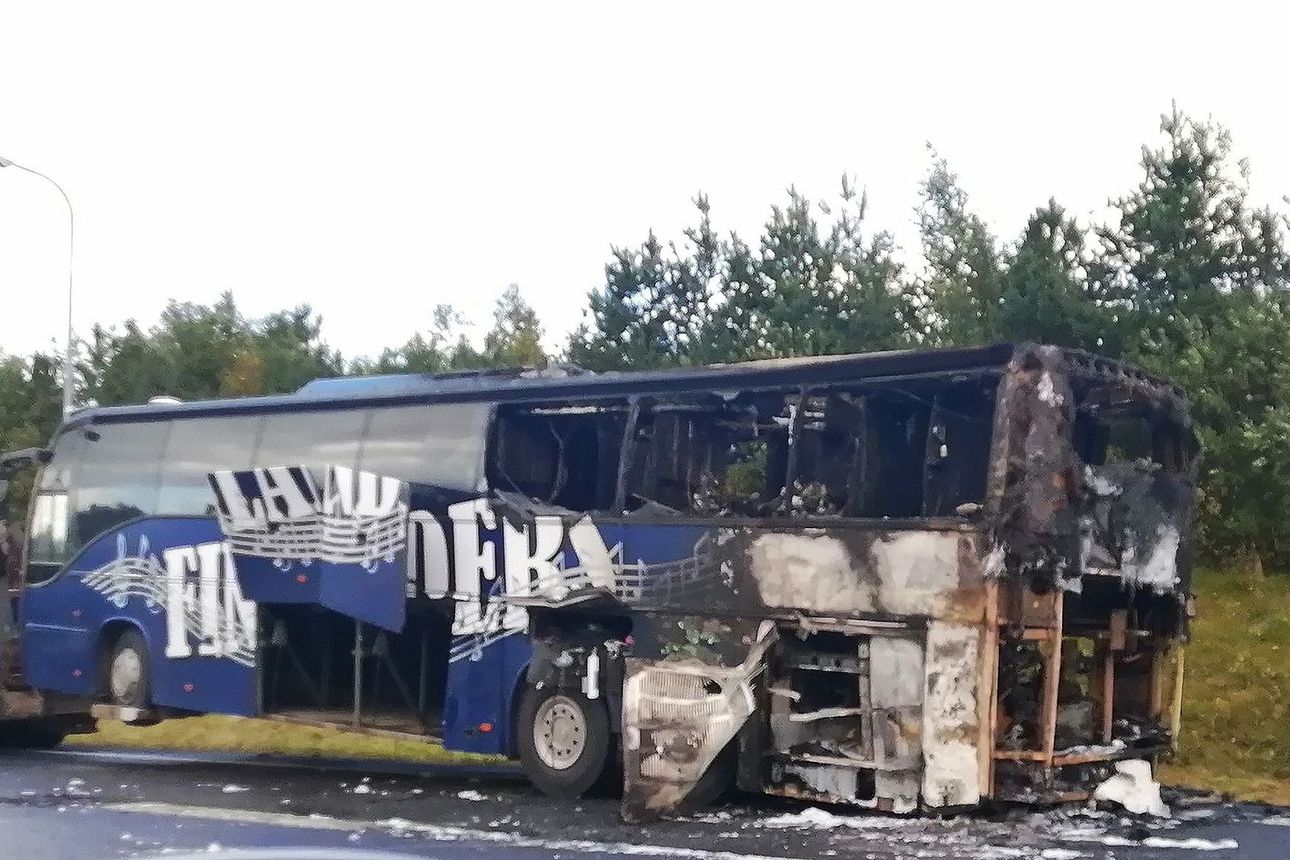 Finladersin keikkabussi syttyi tuleen Kempeleessä – kukaan ei loukkaantunut  | Rantalakeus