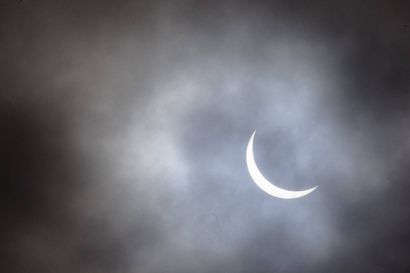 Näin osittainen auringonpimennys etenee  tiistaina – Eniten pimenee Utsjoella, jossa auringosta peittyy 69 prosenttia