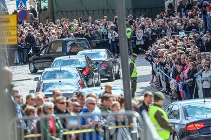 Presidentti Ahtisaari saatetaan haudan lepoon valtiollisissa hautajaisissa – suruliputus koko maassa vasta hautajaispäivänä