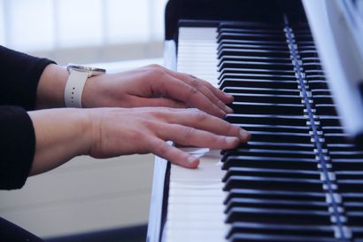 Sähkökoskettimista tupenrapinat Kuusamossa – Nilonkankaan uuden koulun pianohankinnasta oikaisuvaatimus