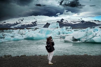 Näyttelyarvio: Oululainen Vesa Ranta kuvasi ihmisiä kuvaamassa Islantia – oivaltavat valokuvat nostavat esiin turismin perimmäisen ristiriidan
